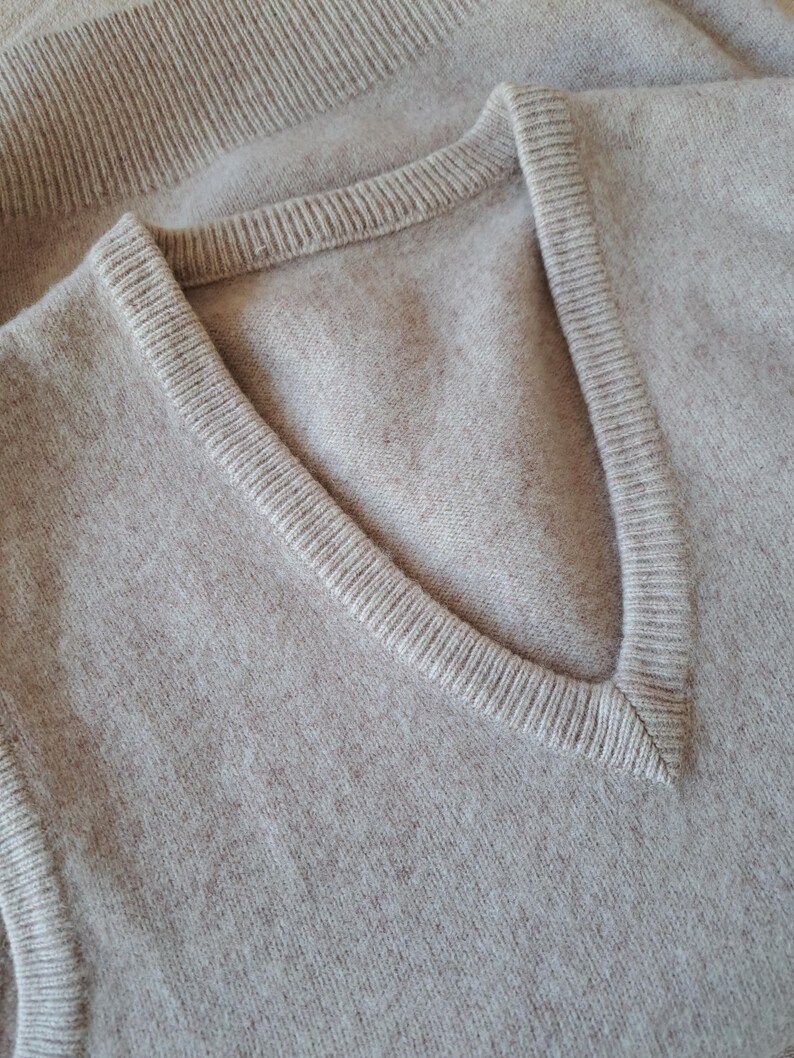 Suéter unisex de lana beige vintage de los años 80 con cuello en V y sin mangas, talla mediana imagen 3