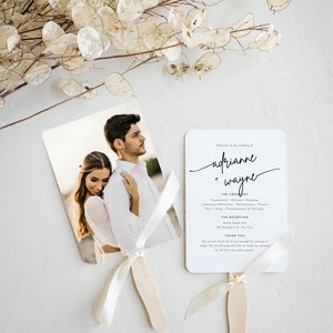 Może przedstawiać: Wachlarz z programem ślubnym z fotografią pary na przodzie. Wachlarz jest biały z czarnym tekstem, który brzmi "Witamy na ślubie Adrianne + Wayne". Tekst zawiera również szczegóły ceremonii i przyjęcia.