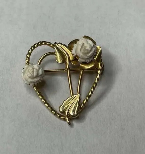 Vintage Classic Yellow Gold Tone Heart White Rose… - image 2