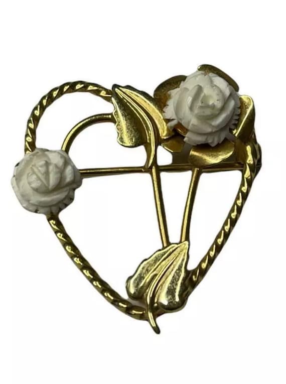 Vintage Classic Yellow Gold Tone Heart White Rose… - image 1