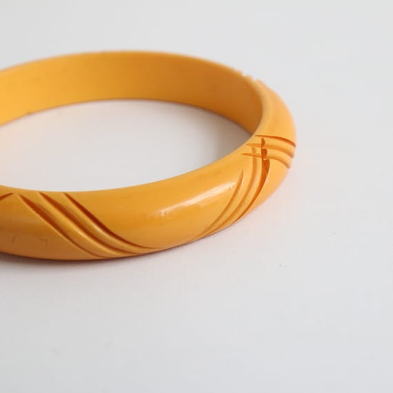 Vintage 1940's carved butterscotch bakelite bangl… - image 2