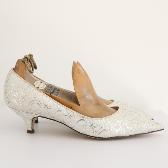 Vintage 1960's silver & white brocade heels UK 6.… - image 5