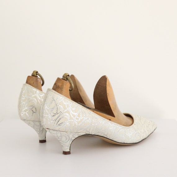 Vintage 1960's silver & white brocade heels UK 6.… - image 4