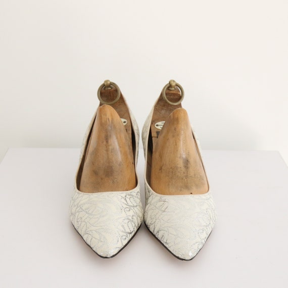 Vintage 1960's silver & white brocade heels UK 6.… - image 6