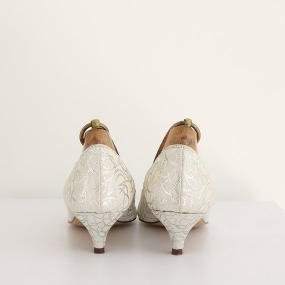 Vintage 1960's silver & white brocade heels UK 6.… - image 3