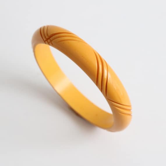 Vintage 1940's carved butterscotch bakelite bangl… - image 3