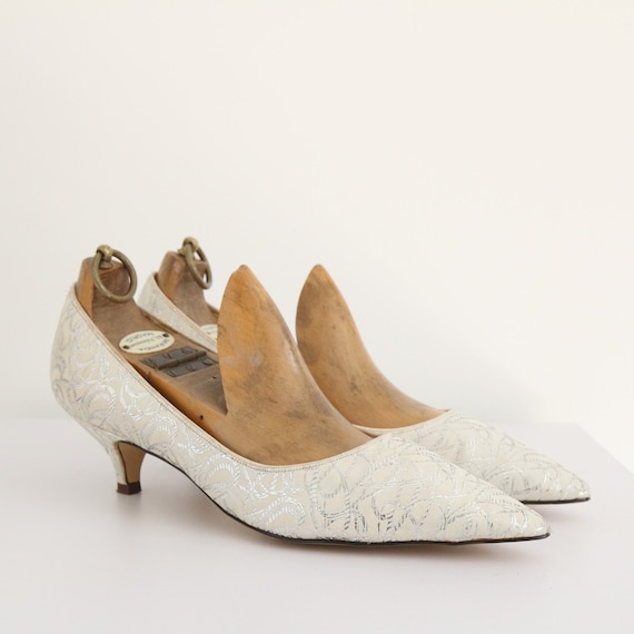 Vintage 1960's silver & white brocade heels UK 6.… - image 1