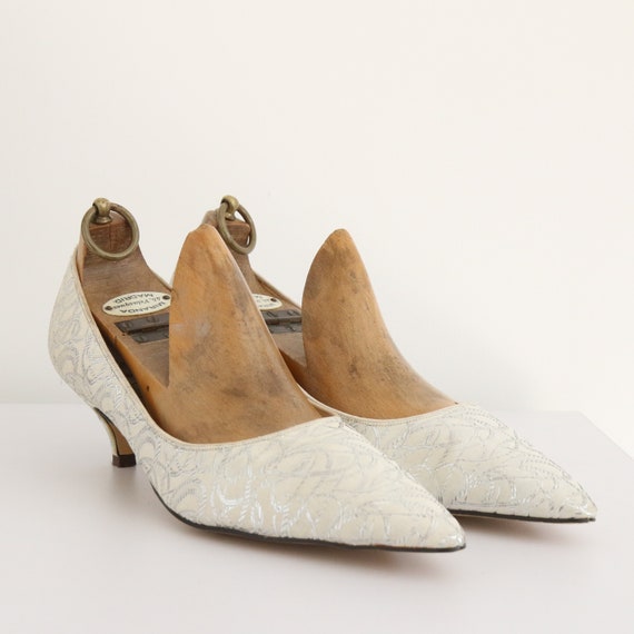 Vintage 1960's silver & white brocade heels UK 6.… - image 8