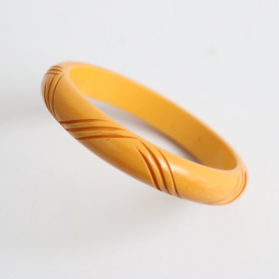 Vintage 1940's carved butterscotch bakelite bangl… - image 4