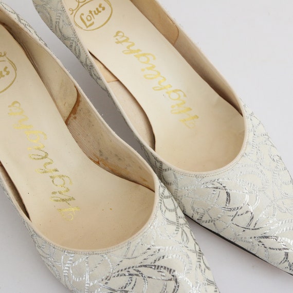 Vintage 1960's silver & white brocade heels UK 6.… - image 10