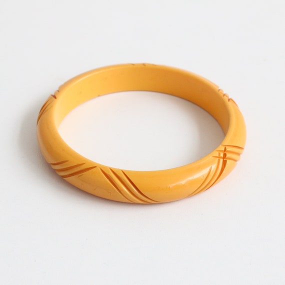 Vintage 1940's carved butterscotch bakelite bangl… - image 1