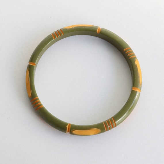 Vintage 1940's carved green bakelite bangle vinta… - image 3