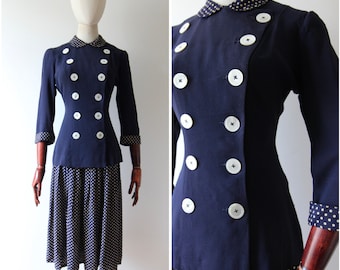 Terno de saia azul marinho vintage dos anos 1940 terno de saia de bolinhas trespassado terno azul marinho rayon e saia plissada de seda terno dos anos 40 Reino Unido 8 EUA 4