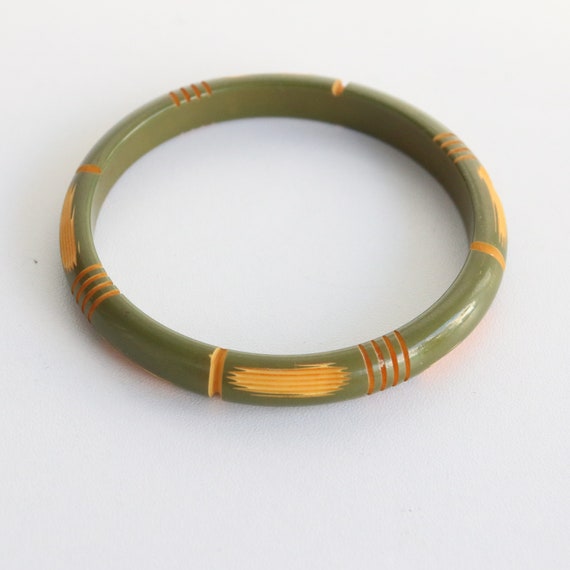 Vintage 1940's carved green bakelite bangle vinta… - image 2