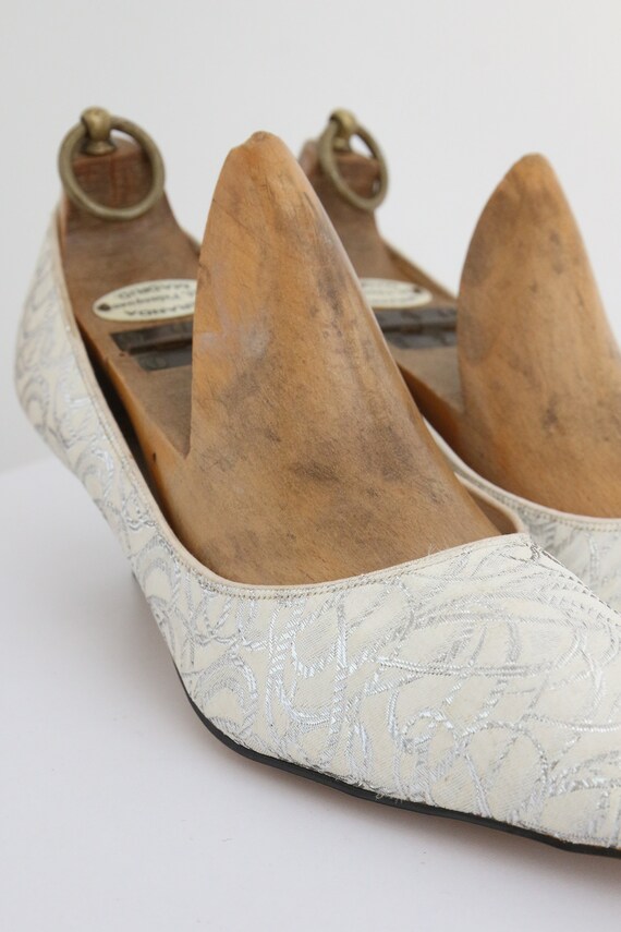 Vintage 1960's silver & white brocade heels UK 6.… - image 7