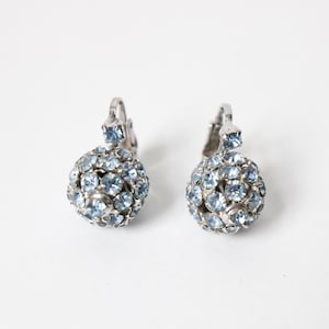 Brincos de clipe de strass azul gelo vintage dos anos 1950 Kramer of New York brincos de clipe de domo de strass azul gelo dos anos 1950 joias dos anos cinquenta