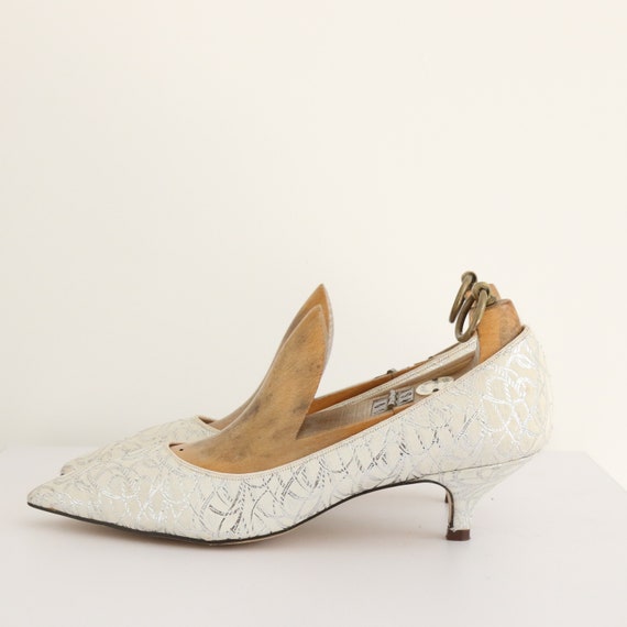 Vintage 1960's silver & white brocade heels UK 6.… - image 2