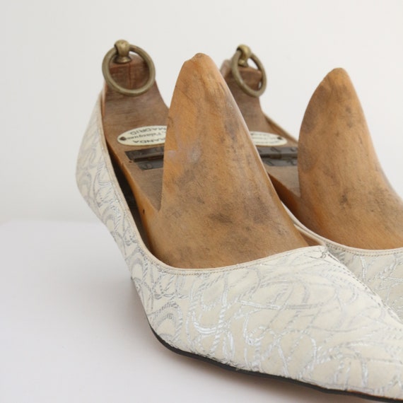 Vintage 1960's silver & white brocade heels UK 6.… - image 9