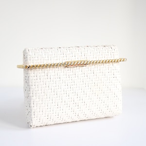 Vintage 1960er weiße Clutch Bag aus geflochtenem Stroh 1960er Box Bag Clutch Bag Lift Lock Handtasche aus geflochtenem Stroh
