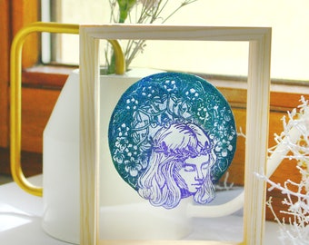 Linoldruck Mädchen mit Lorbeerkranz vor Blumen in grün und lila, Handgefertigter Linolschnitt, Deko zu Hause, Tischdeko, Blumen und Porträt