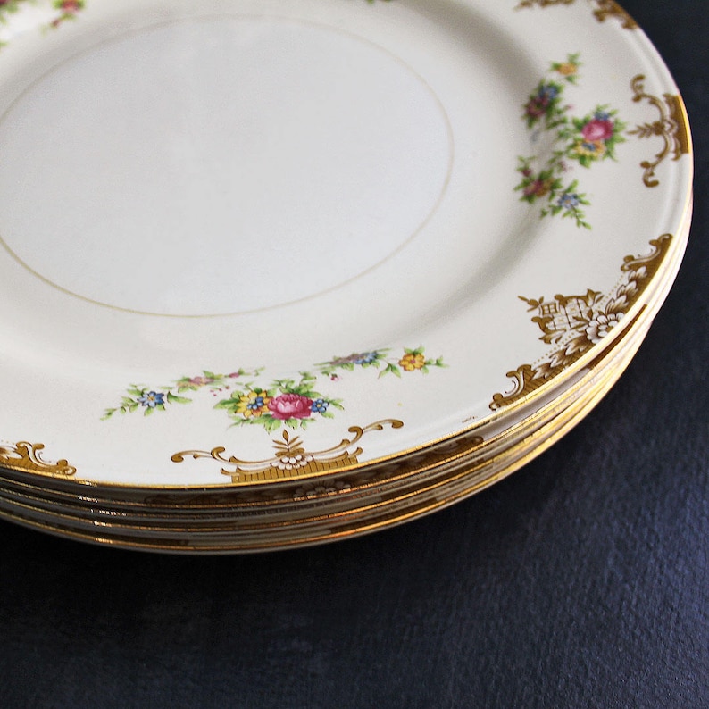 Vintage Aristocrat China Dinner Plate With 22K Gold Trim Homer Laughlin Eggshell Nautilus 10 inch Plate 1944