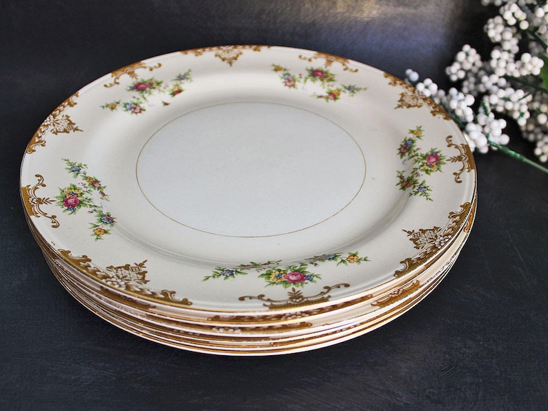Vintage Aristocrat China Dinner Plate With 22K Gold Trim Homer Laughlin Eggshell Nautilus 10 inch Plate 1944