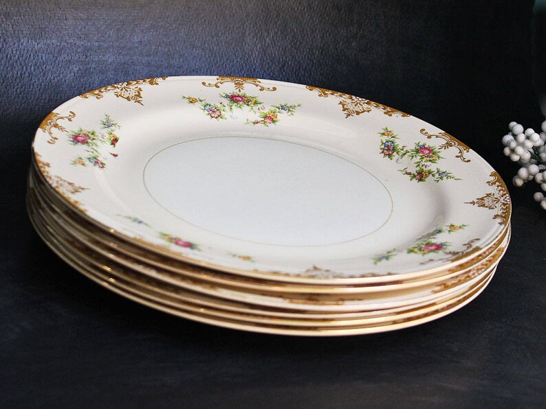 Vintage Aristocrat China Dinner Plate With 22K Gold Trim Homer Laughlin Eggshell Nautilus 10 inch Plate 1944