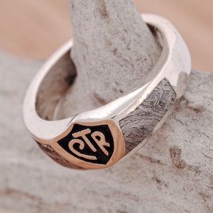 Zilveren of gouden CTR-ring met geëtste muonionalusta meteorietaccenten - Stone Forge Studios