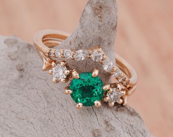Bague solitaire émeraude avec diamant et anneau superposé en V - Stone Forge Studios