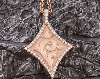 Parchemin sculpté, diamants sertis français et pendentif en or 14 carats