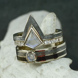 Kite Moonstone, Etched Muonionalusta Meteorite V Ring, Onyx - Stone Forge Studios