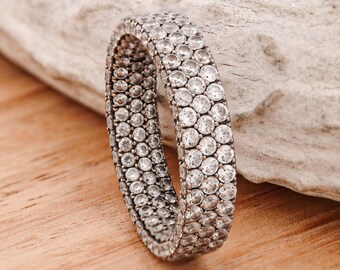 Bague pavé de diamants à quatre faces, sertie à la main avec des diamants couvrant chaque surface - Stone Forge Studios