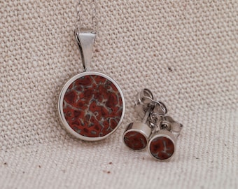 Parure de pendentif en os de dinosaure fossilisé et/ou de clous d'oreilles - Or 14 carats