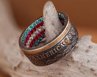 Bague pièce en argent des États-Unis avec saphir, rubis et diamants à l'intérieur d'un pavé et incrustations en or 24 carats - Stone Forge Studios