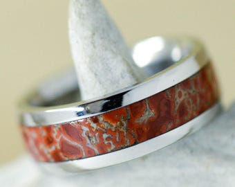 Bague canal en os de dinosaure rouge fossilisé - Stone Forge Studios