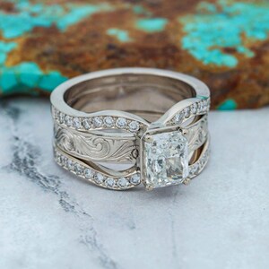 Anillo radiante con pavé de diamantes y banda a juego con grabado a mano - Stone Forge Studios