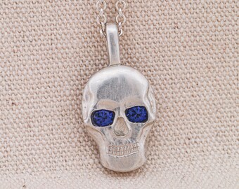 Pendentif tête de mort saphir en argent ou or 14 carats