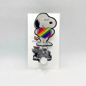 Portatarjetas retráctil Rainbow Heart Pride: Identificación de enfermera y maestra
