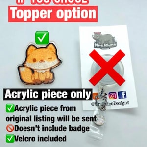 Pu&ograve; includere: Un topper in acrilico a forma di volpe con un segno di spunta verde e la scritta "Acrylic piece only". L'immagine mostra anche un badge con una X rossa e la scritta "If you chose Topper option".