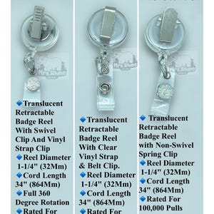 Op de afbeelding: Drie doorzichtige, intrekbare badgehouders met metalen clips. De eerste heeft een draaibare clip, de tweede een riemclip en de derde een vaste veerclip. Diameter van 32 mm, koordlengte van 864 mm, getest voor 100.000 keer uittrekken.