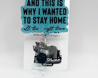 Pode incluir: Um crachá com glitter azul-petróleo com o texto "AND THIS IS WHY I WANTED TO STAY HOME" e "all this, right there." Um gráfico de rinoceronte é visível abaixo. O carretel tem uma alça de plástico transparente e um botão de glitter preto.