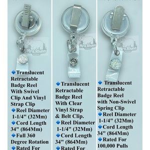 Pu&ograve; includere: Tre porta badge retrattili traslucidi con diversi stili di clip: girevole, clip da cintura e senza girevole. Ogni porta badge ha un diametro di 32 mm, un cordino di 864 mm ed &egrave; valutato per 100.000 trazioni. L'immagine include testo.