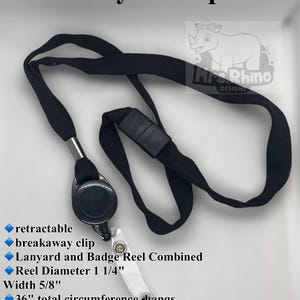 Op de afbeelding: Een zwart koord met een intrekbare badgehouder en een veiligheidssluiting. De tekst vermeldt Lanyard clip, Mrs. Rhino DESIGNS, met specificaties zoals een haspeldiameter van 3,18 cm, breedte van 1,59 cm en 91,44 cm totale omtrek voor ID-badges.