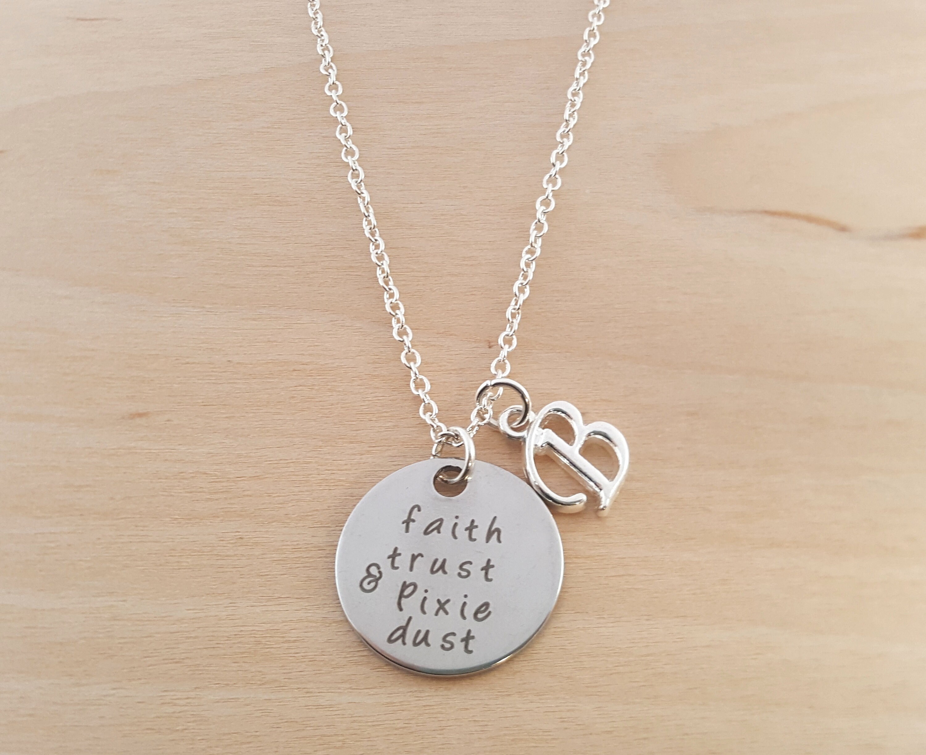 Bracciale Con Ciondolo Faith Trust And Pixie Dust – Gioiello Ispirato A Trilli E Peter Pan Con Zirconi, Regolabile