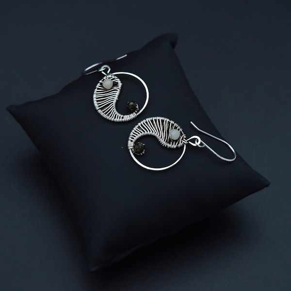 Yin Yang Creoles Argent/ Boucles d'oreilles pierre Tourmaline/ Cadeau pour Femme/ Yin Yang Hoop Earrings made in Silver with Tourmaline gem