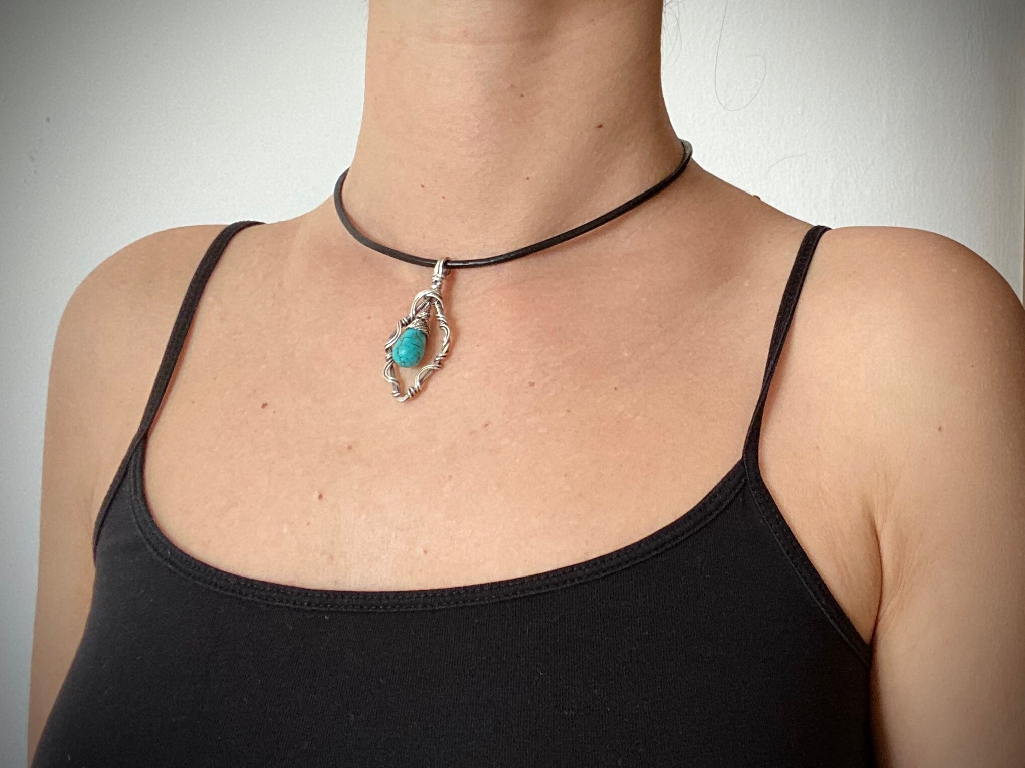 Minéraux et pierres précieuses. Collier 10 perles Howlite Turquoise 8 mm Chaine