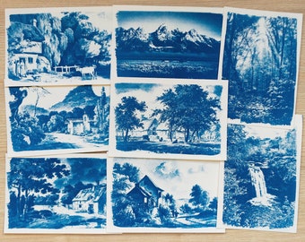 Könnte beinhalten: Eine Sammlung von acht Cyanotypien, die jeweils eine andere Landschaftsszene zeigen. Die Abzüge sind in zwei Reihen zu vier angeordnet, wobei die obere Reihe ein Gebirge, einen Wald, ein Feld und ein Haus zeigt. Die untere Reihe zeigt einen Fluss, einen Wasserfall, ein Feld und ein Haus.