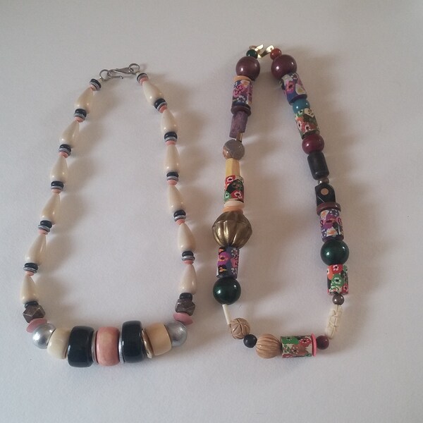 Deux Multi Color Wood Mix Media Laiton Métal Plastique Résine Lucite Chunky Boho Chic Retro Colliers Festival Saison Bijoux Longueur 24 Pouces