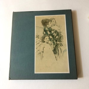 Op de afbeelding: Een blauwgroen boek met een rechthoekige illustratie van drie kinderen in schetsstijl. De zwart-wit illustratie toont een ruitpatroon op de kleding van het middelste kind. Het boek heeft een eenvoudig, strak ontwerp.