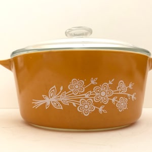 Corning Pyrex Butterfly Gold 475-B  2.5 Quart Casserole Dish w Lid  USA Made Glass Cookware Retro Kitchen Pots Pans Dining Serving